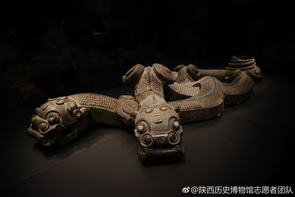西安有个网红"秦代青铜龙",被大卸八块差点卖到国外,多亏民警救了它