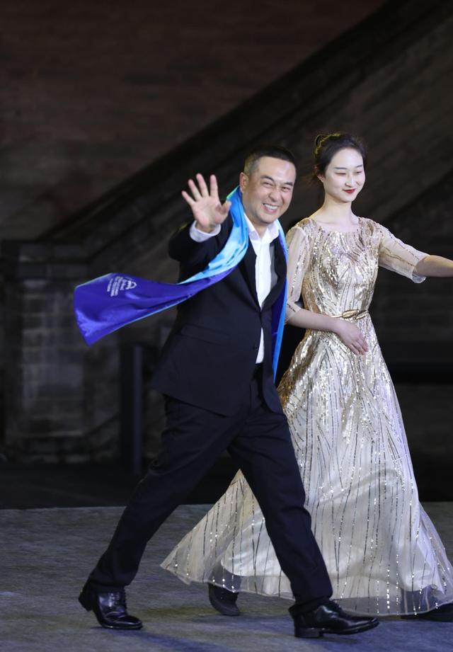 窦骁|丝绸之路国际电影节开幕，窦骁白冰同框亮相，小沈阳也罕见出镜