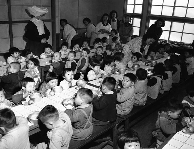 【圖4】1950年夏天,為了促進泳衣的銷售,東京一家百貨公司聘請了一些