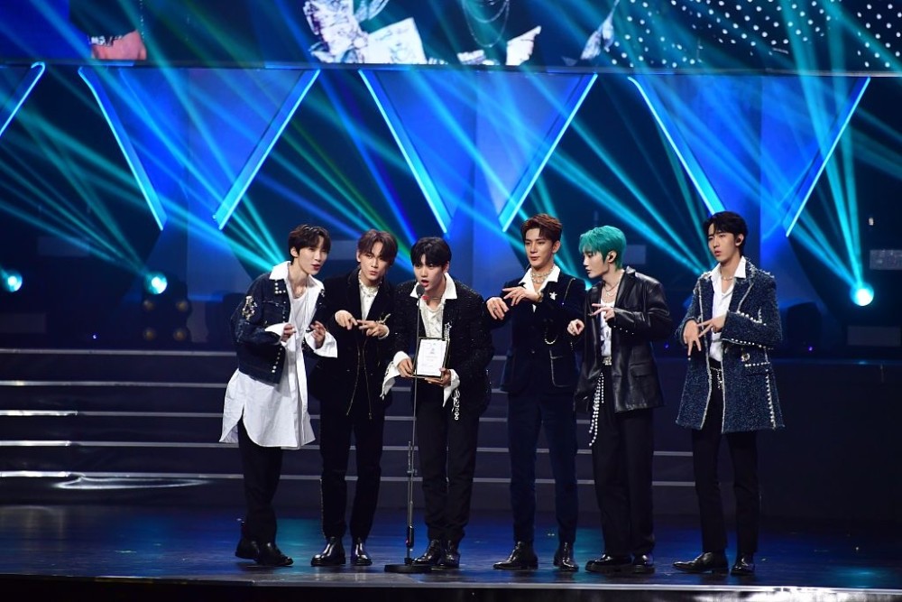 毛不易|毛不易、张韶涵获BME优秀男女歌手 R1SE获奖、孟美岐秀唱功