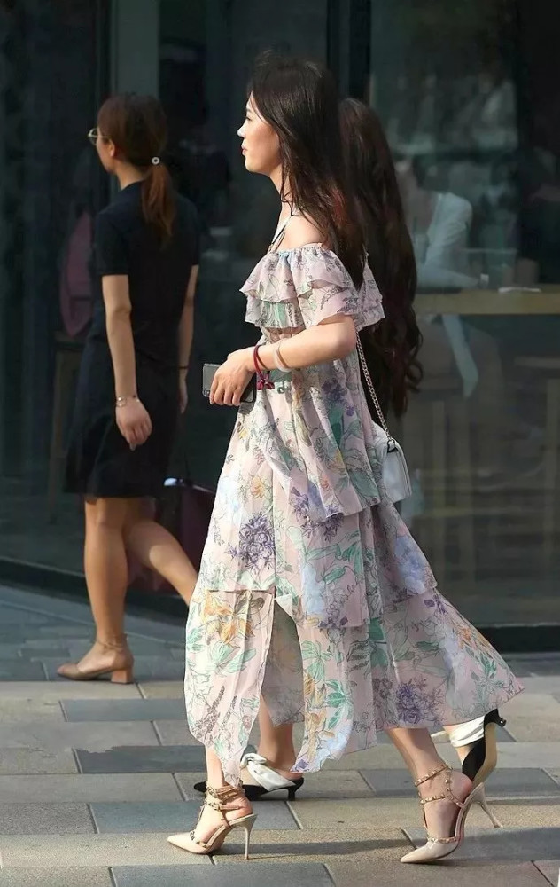 女神搭配高跟鞋，展現最美姿態！