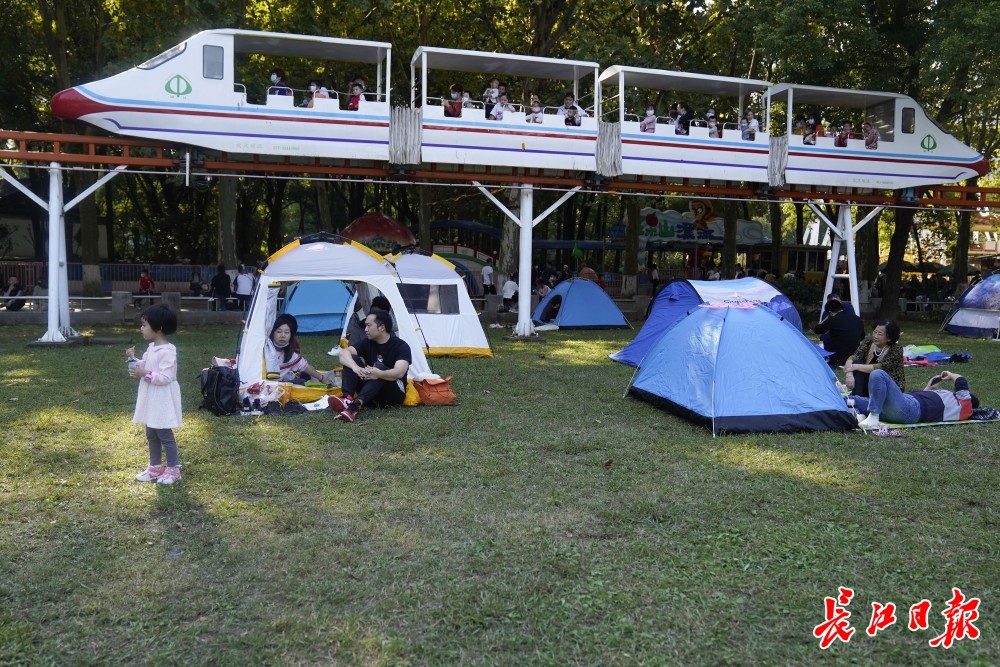 武汉秋高气爽风轻云淡中山公园草地上帐篷朵朵开