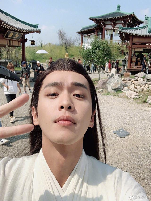张若昀|张若昀瘦出“纸片腰”，看到腰围，雷佳音与刘昊然无辜躺枪