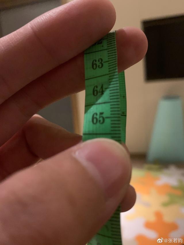 张若昀|张若昀瘦出“纸片腰”，看到腰围，雷佳音与刘昊然无辜躺枪