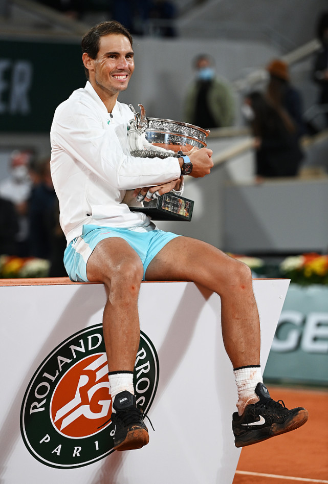 纳达尔法网第13次夺冠 再现经典咬奖杯一幕