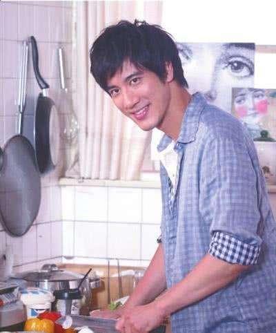 谢霆锋|40岁谢霆锋和44岁王力宏，最近同台演出，王力宏肉眼可见苍老