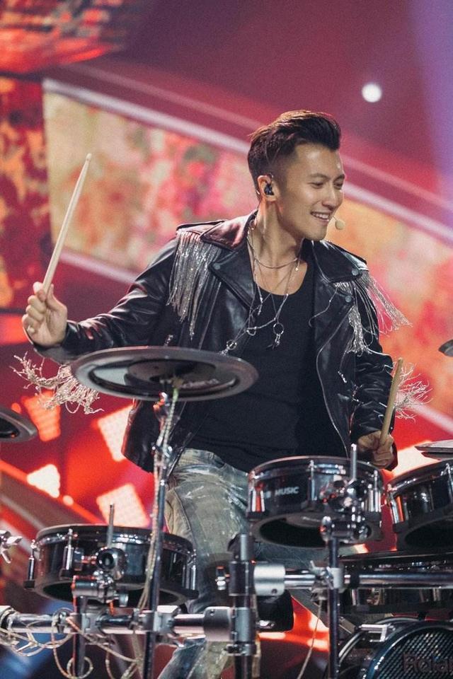 谢霆锋|40岁谢霆锋和44岁王力宏，最近同台演出，王力宏肉眼可见苍老