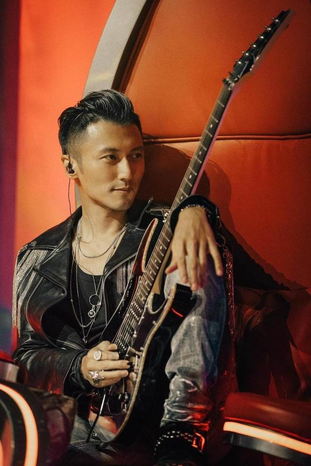 谢霆锋|40岁谢霆锋和44岁王力宏，最近同台演出，王力宏肉眼可见苍老