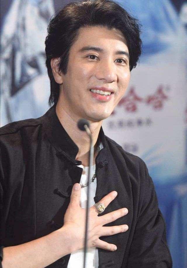 谢霆锋|40岁谢霆锋和44岁王力宏，最近同台演出，王力宏肉眼可见苍老