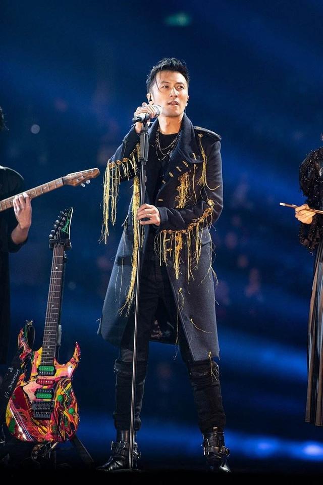 谢霆锋|40岁谢霆锋和44岁王力宏，最近同台演出，王力宏肉眼可见苍老