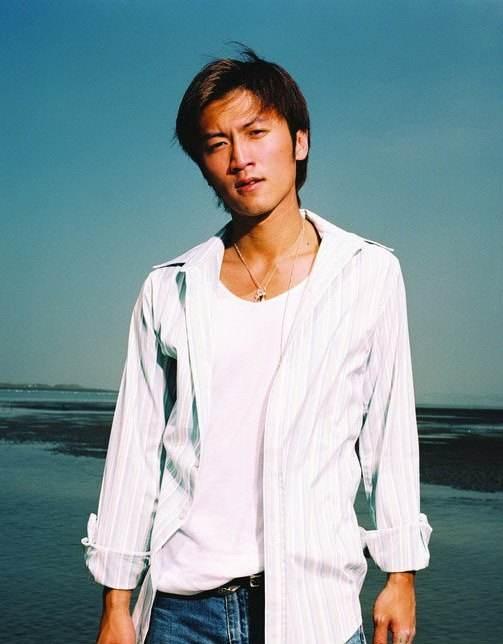 谢霆锋|40岁谢霆锋和44岁王力宏，最近同台演出，王力宏肉眼可见苍老