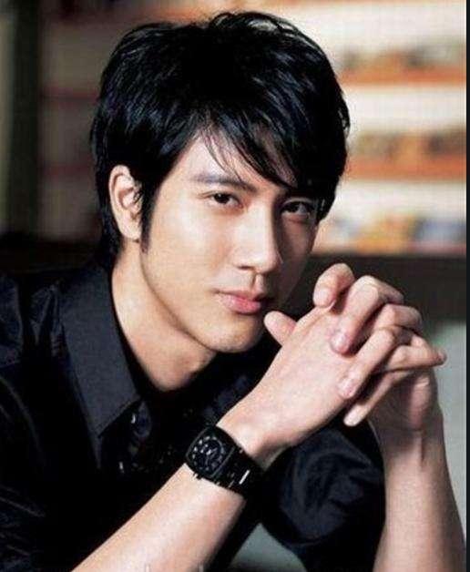 谢霆锋|40岁谢霆锋和44岁王力宏，最近同台演出，王力宏肉眼可见苍老