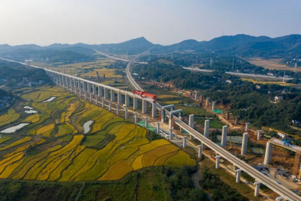 目前,常(德)益(阳)长(沙)铁路益长段进入架梁高峰.