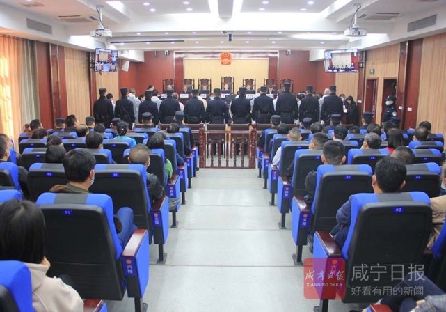 强迫交易敲诈勒索崇阳11名砂霸受审
