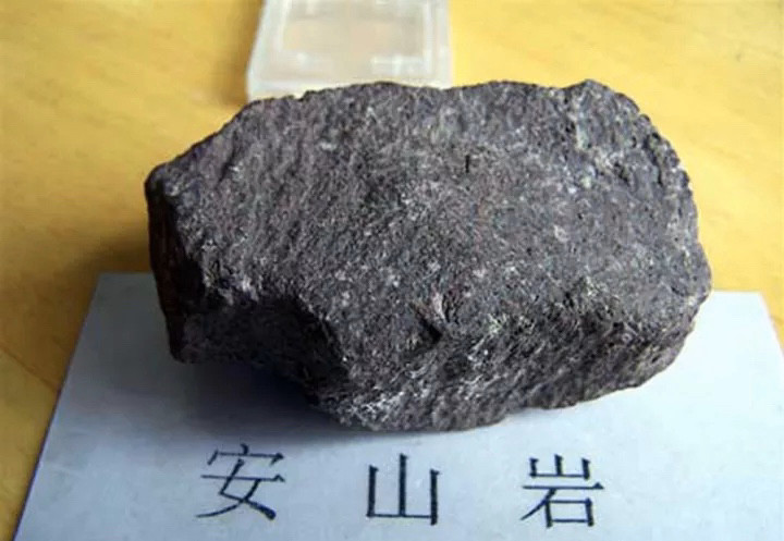 首先是這些巨石的硬度,這些巨石都是安山岩(andesite),屬於中性的鈣