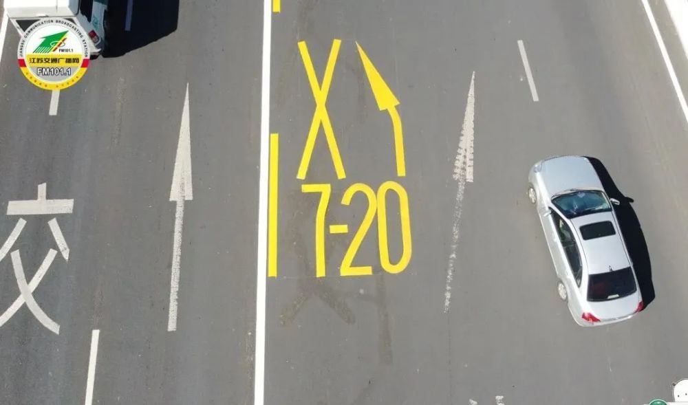 最近抖音上就南京某高架路突然出现了一条白实线黄虚线的标识
