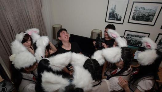 王思聪|王思聪穿粉毛衣陪女网红逛街，每人拎一件奢侈品，长腿美女颜值高撞脸唐嫣