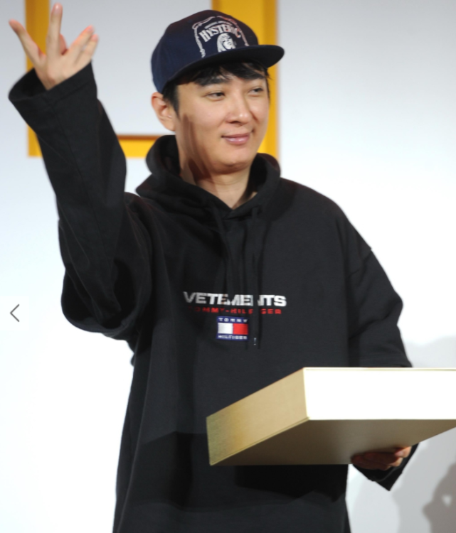 王思聪|王思聪穿粉毛衣陪女网红逛街，每人拎一件奢侈品，长腿美女颜值高撞脸唐嫣