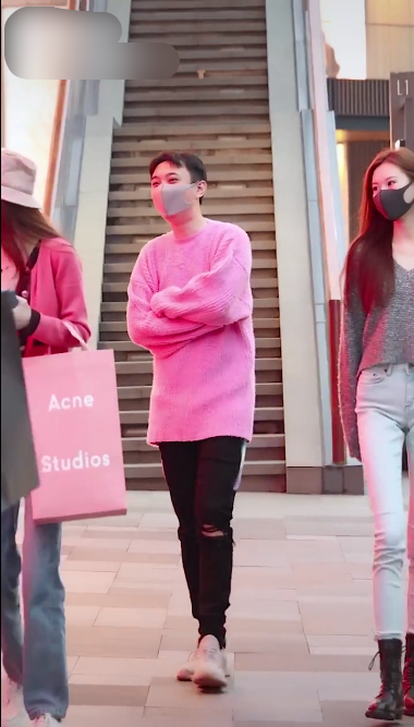 王思聪|王思聪穿粉毛衣陪女网红逛街，每人拎一件奢侈品，长腿美女颜值高撞脸唐嫣