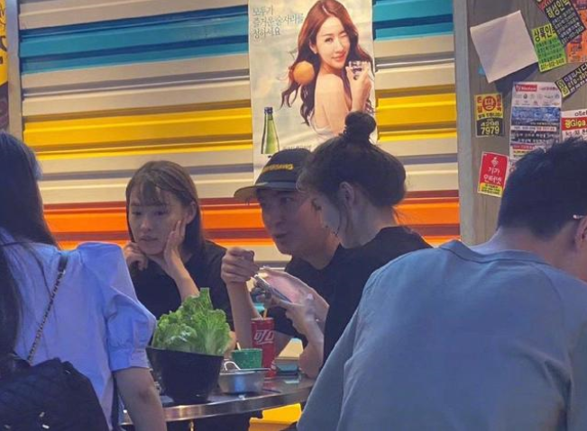 王思聪|王思聪穿粉毛衣陪女网红逛街，每人拎一件奢侈品，长腿美女颜值高撞脸唐嫣