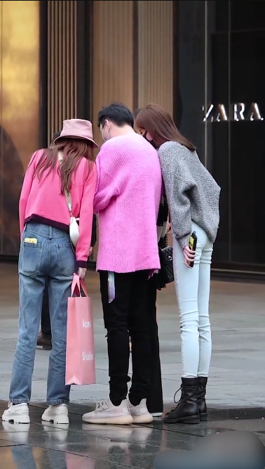 王思聪|王思聪穿粉毛衣陪女网红逛街，每人拎一件奢侈品，长腿美女颜值高撞脸唐嫣