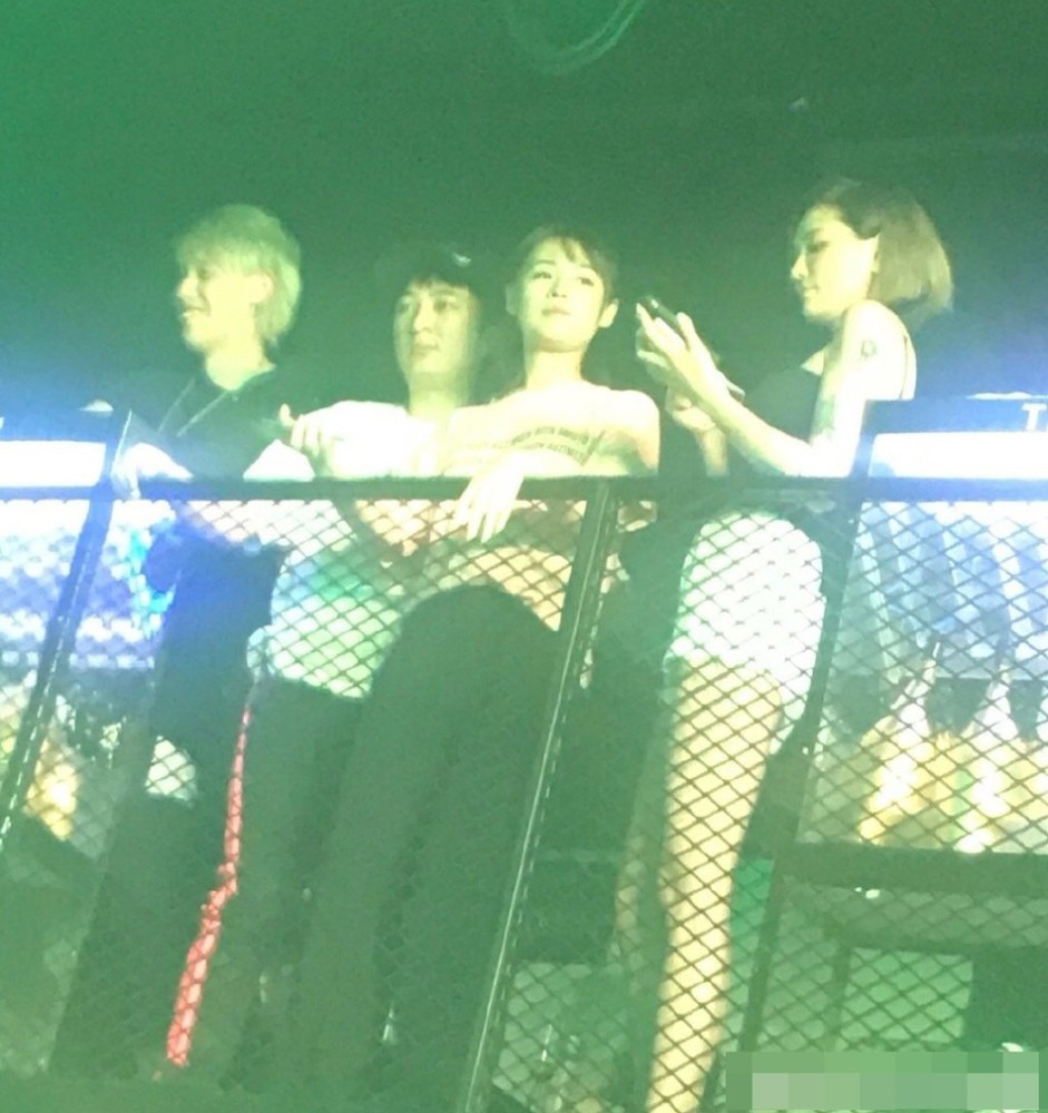 王思聪|王思聪穿粉毛衣陪女网红逛街，每人拎一件奢侈品，长腿美女颜值高撞脸唐嫣