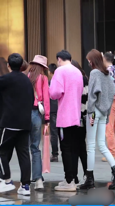 王思聪|王思聪穿粉毛衣陪女网红逛街，每人拎一件奢侈品，长腿美女颜值高撞脸唐嫣