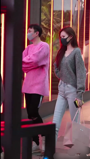 王思聪|王思聪穿粉毛衣陪女网红逛街，每人拎一件奢侈品，长腿美女颜值高撞脸唐嫣