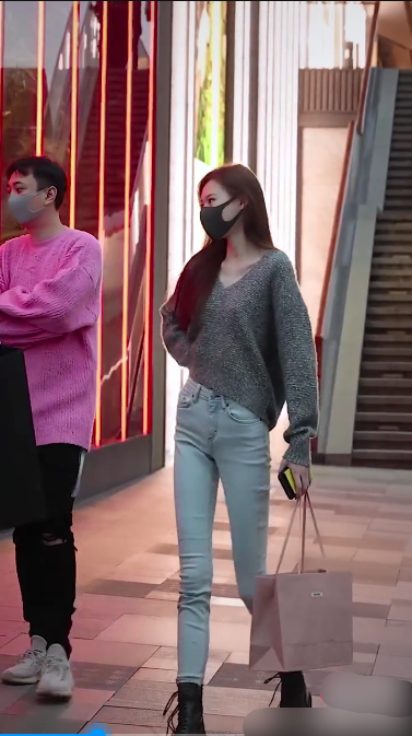 王思聪|王思聪穿粉毛衣陪女网红逛街，每人拎一件奢侈品，长腿美女颜值高撞脸唐嫣