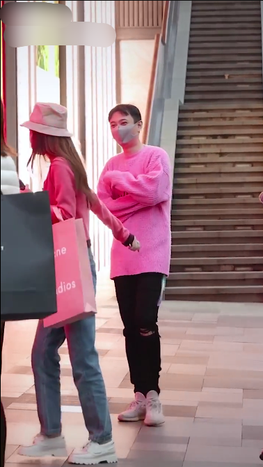 王思聪|王思聪穿粉毛衣陪女网红逛街，每人拎一件奢侈品，长腿美女颜值高撞脸唐嫣
