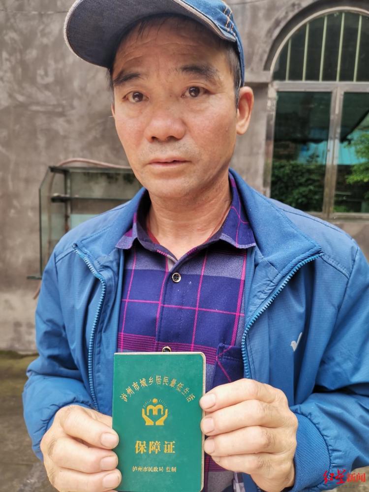 刘平是低保户,墙上张贴的《贫困户帮扶明白卡》显示:当地政府给予了