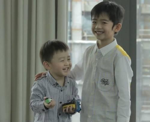 张柏芝|张柏芝儿子越来越成熟，留帅气长发模仿父亲，动作也一模一样