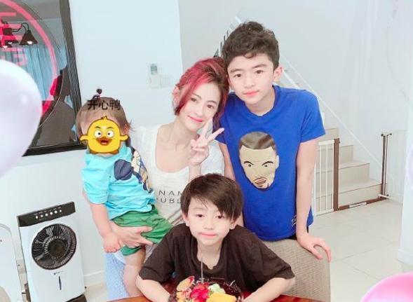 张柏芝|张柏芝儿子越来越成熟，留帅气长发模仿父亲，动作也一模一样