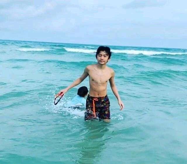 张柏芝|张柏芝儿子越来越成熟，留帅气长发模仿父亲，动作也一模一样