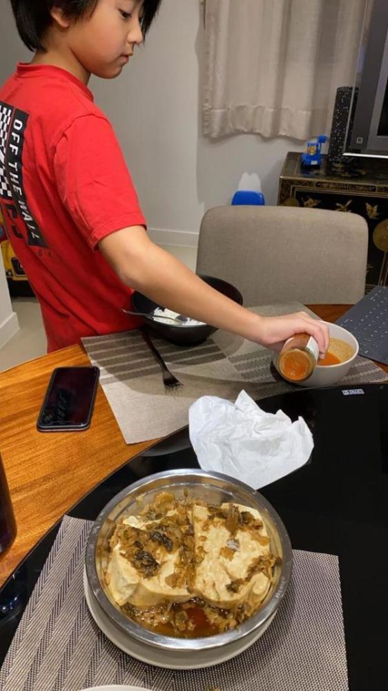 张柏芝|张柏芝儿子越来越成熟，留帅气长发模仿父亲，动作也一模一样