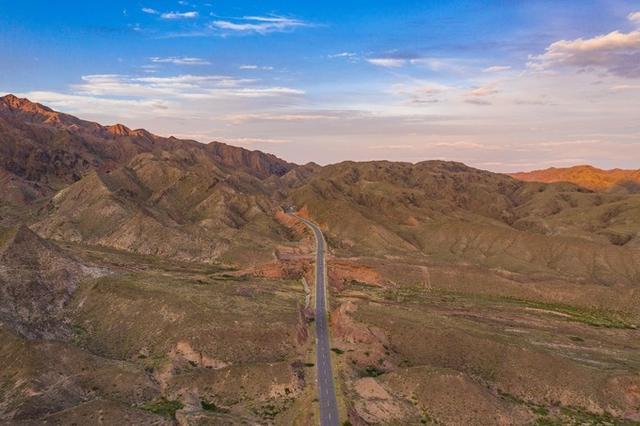 宁夏中卫66号公路一边沙漠一边黄河还藏着一座古老村落