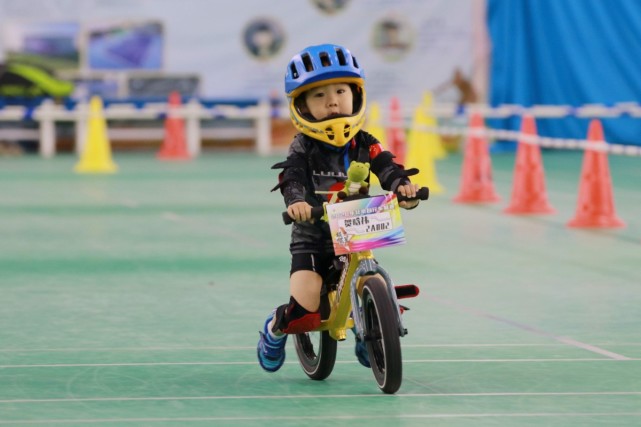 200余名小骑手上演"萌娃版"速度与激情