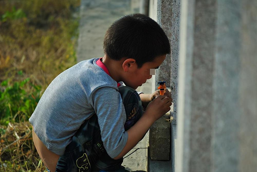 父母外出打工,如何关爱留守在家的孩子?做好这4点,让爱不缺失