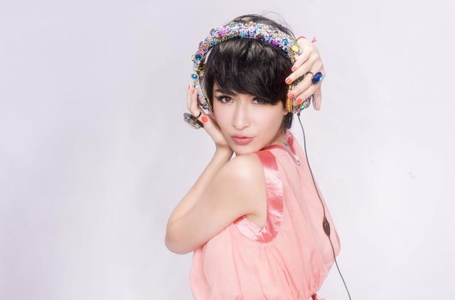 萧亚轩|萧亚轩有情况？半夜发哭泣视频又秒删，不停吸鼻涕状态怪异引猜测