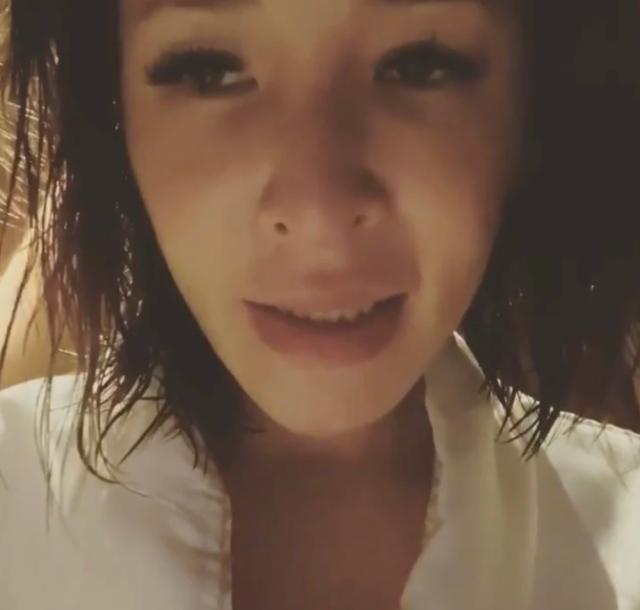 萧亚轩|萧亚轩有情况？半夜发哭泣视频又秒删，不停吸鼻涕状态怪异引猜测