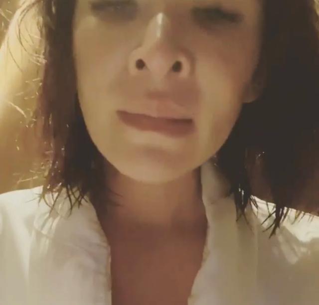 萧亚轩|萧亚轩有情况？半夜发哭泣视频又秒删，不停吸鼻涕状态怪异引猜测