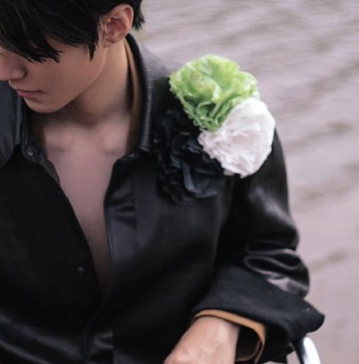 王俊凯雨中大片出炉锁骨成亮点漫画美男子上线