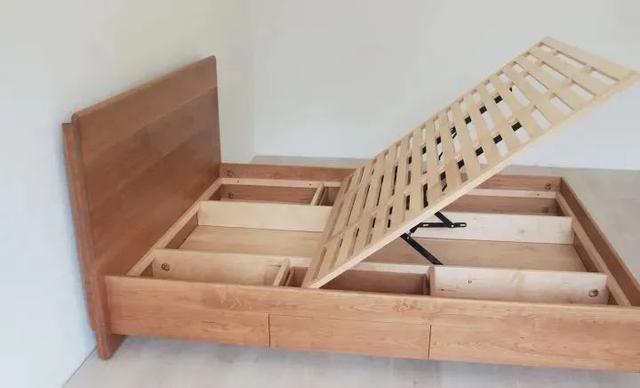 床身两侧抽屉默认采用传统木轨道,安装方便,使用长久,同时做防抽拉掉