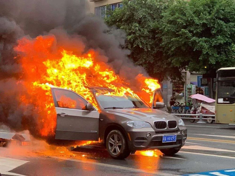 突发:一辆成都牌照宝马车遂宁闹市起火,烧成光架架