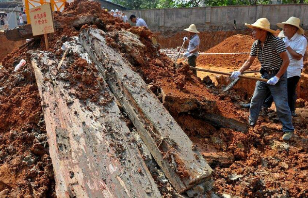 在考古队挖掘古墓到一半的时候,考古队队长:这是我的祖坟