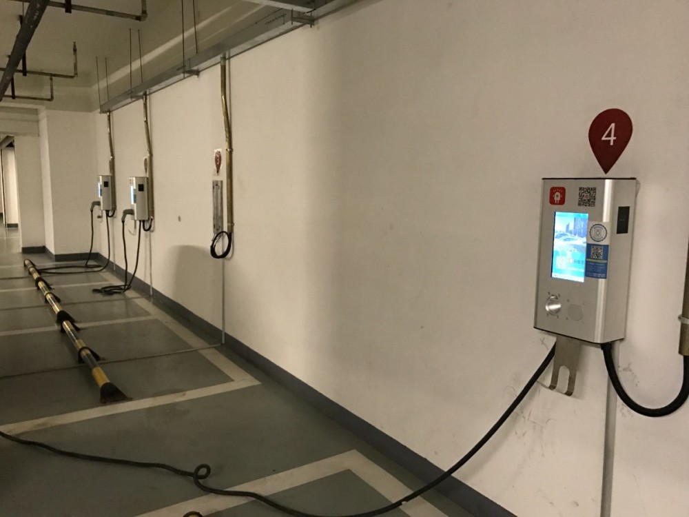 充电桩|想充电，可充电桩车位都被燃油车占了！新能源车主真头疼