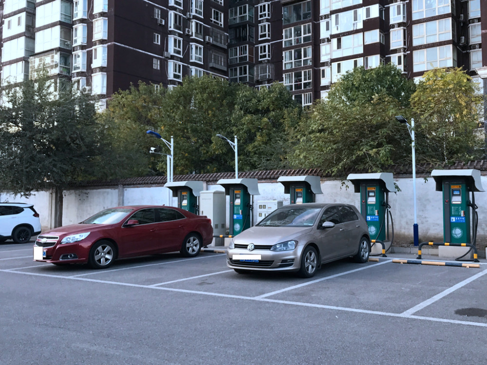 充电桩|想充电，可充电桩车位都被燃油车占了！新能源车主真头疼