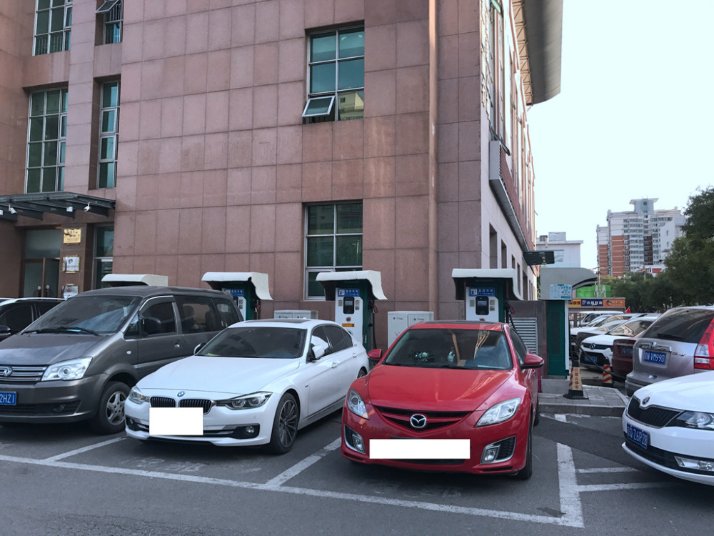 充电桩|想充电，可充电桩车位都被燃油车占了！新能源车主真头疼