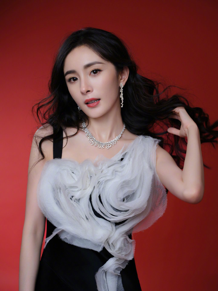 杨幂|又开撕？杨幂大粉号召粉丝在赵丽颖生日提没婚礼膈应她，还刷屏点起了蜡烛