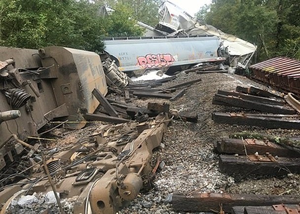 美國火車雨中行駛脫軌起火洩漏有害物質周邊居民一度緊急疏散